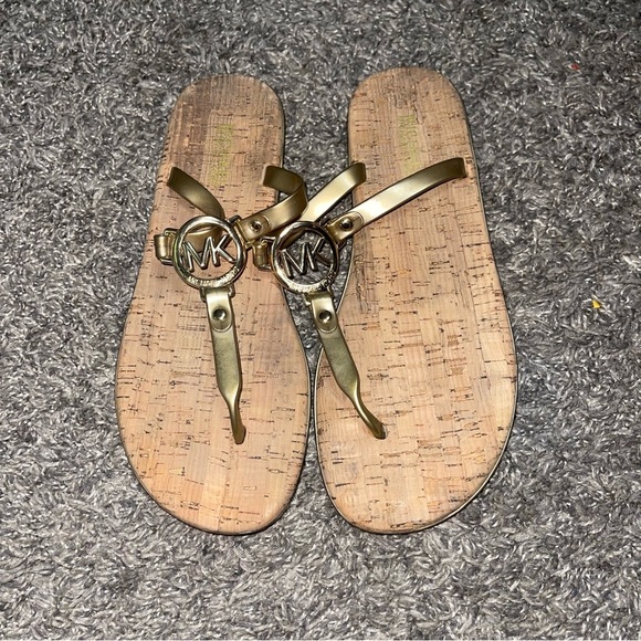Micheal Kors MK Women’s Gold Logo T-Strap Sandals Sz 9M - Picture 1 of 7